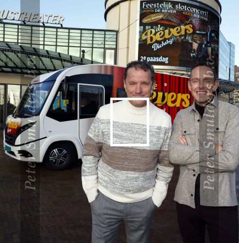 Scheveningen 23 november 2023
John de Bever en Kees de Bever ( Kees Stevens) voor hun camper bij het circustheater.