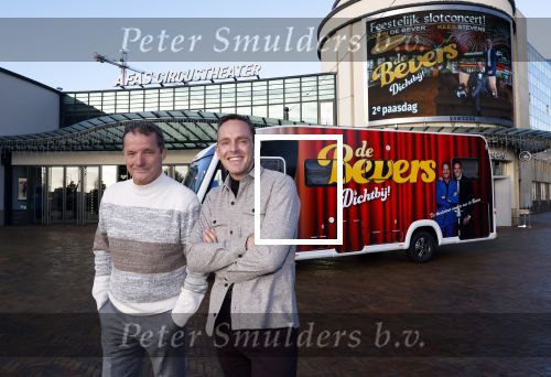 Scheveningen 23 november 2023
John de Bever en Kees de Bever ( Kees Stevens) voor hun camper bij het circustheater.