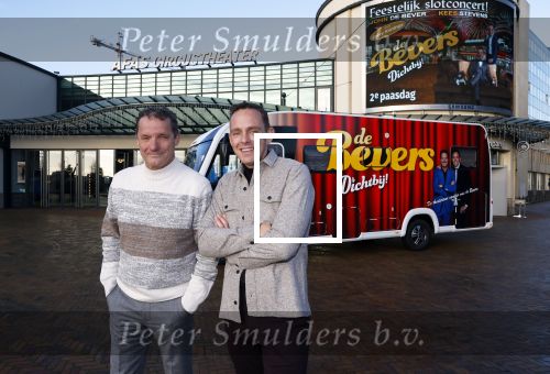 Scheveningen 23 november 2023
John de Bever en Kees de Bever ( Kees Stevens) voor hun camper bij het circustheater.