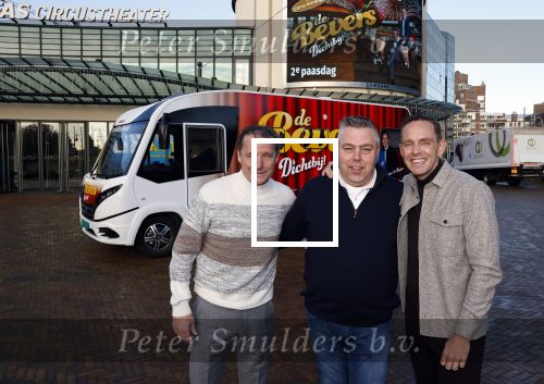 Scheveningen 23 november 2023
John de Bever en Kees de Bever voor hun camper bij het circustheater. Coen van Holland Sport caravans