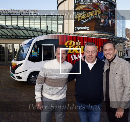 Scheveningen 23 november 2023
John de Bever en Kees de Bever voor hun camper bij het circustheater. Coen van Holland Sport caravans