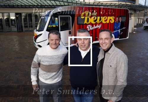 Scheveningen 23 november 2023
John de Bever en Kees de Bever voor hun camper bij het circustheater. Coen van Holland Sport caravans