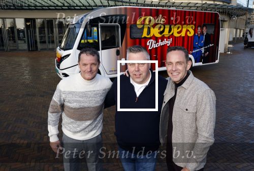 Scheveningen 23 november 2023
John de Bever en Kees de Bever voor hun camper bij het circustheater. Coen van Holland Sport caravans