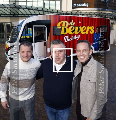 Scheveningen 23 november 2023
John de Bever en Kees de Bever voor hun camper bij het circustheater. Coen van Holland Sport caravans