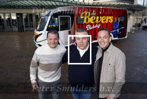 Scheveningen 23 november 2023
John de Bever en Kees de Bever voor hun camper bij het circustheater. Coen van Holland Sport caravans