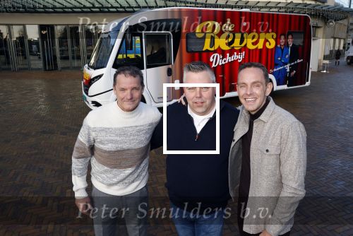 Scheveningen 23 november 2023
John de Bever en Kees de Bever voor hun camper bij het circustheater. Coen van Holland Sport caravans