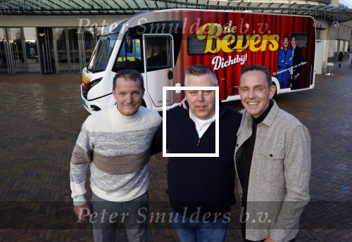 Scheveningen 23 november 2023
John de Bever en Kees de Bever voor hun camper bij het circustheater. Coen van Holland Sport caravans