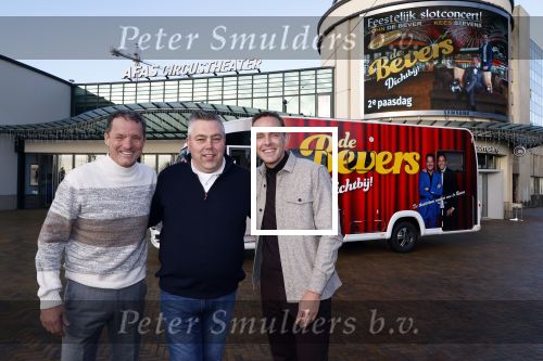 Scheveningen 23 november 2023
John de Bever en Kees de Bever voor hun camper bij het circustheater. Coen van Holland Sport caravans
