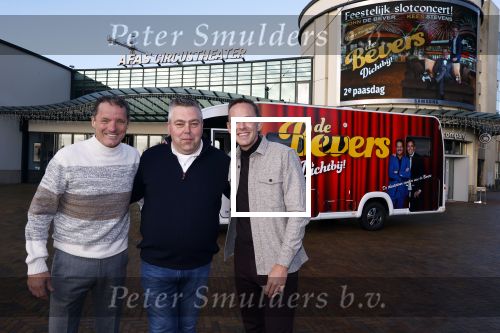 Scheveningen 23 november 2023
John de Bever en Kees de Bever voor hun camper bij het circustheater. Coen van Holland Sport caravans