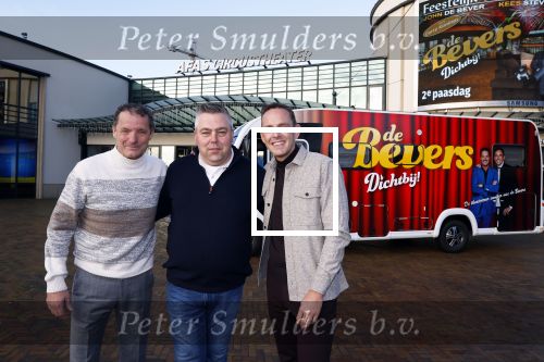 Scheveningen 23 november 2023
John de Bever en Kees de Bever voor hun camper bij het circustheater. Coen van Holland Sport caravans