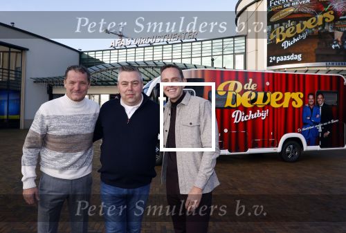 Scheveningen 23 november 2023
John de Bever en Kees de Bever voor hun camper bij het circustheater. Coen van Holland Sport caravans