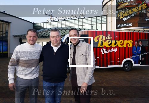 Scheveningen 23 november 2023
John de Bever en Kees de Bever voor hun camper bij het circustheater. Coen van Holland Sport caravans
