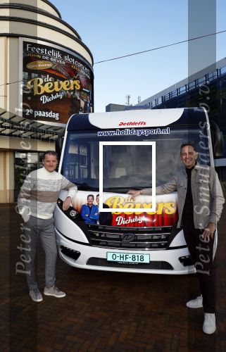 Scheveningen 23 november 2023
John de Bever en Kees de Bever (Kees Stevens) voor hun camper bij het circustheater.