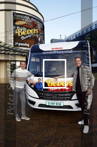 Scheveningen 23 november 2023
John de Bever en Kees de Bever (Kees Stevens) voor hun camper bij het circustheater.