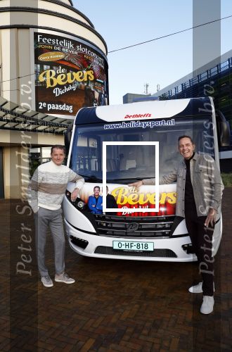 Scheveningen 23 november 2023
John de Bever en Kees de Bever (Kees Stevens) voor hun camper bij het circustheater.