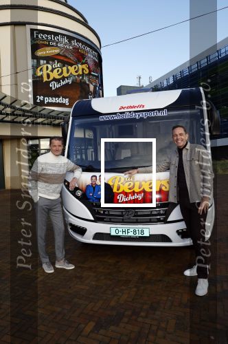 Scheveningen 23 november 2023
John de Bever en Kees de Bever (Kees Stevens) voor hun camper bij het circustheater.