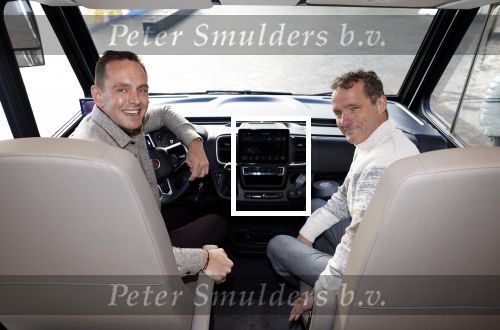Scheveningen 23 november 2023
John de Bever en Kees de Bever (Kees Stevens) voor hun camper bij het circustheater.