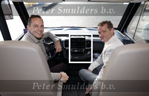 Scheveningen 23 november 2023
John de Bever en Kees de Bever (Kees Stevens) voor hun camper bij het circustheater.