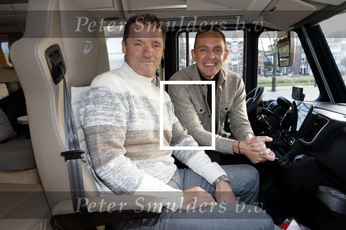 Scheveningen 23 november 2023
John de Bever en Kees de Bever (Kees Stevens) voor hun camper bij het circustheater.