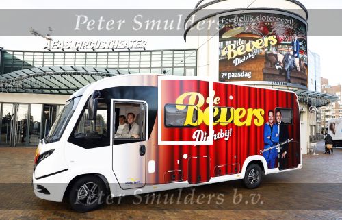 Scheveningen 23 november 2023
John de Bever en Kees de Bever (Kees Stevens) voor hun camper bij het circustheater.