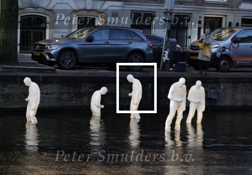 Amsterdam 30 november 2023
Jeroen Krabben en zijn vrouw Herma Krabbe in hun biro onderweg naar het Waldorf Astoria Hotel. Kunst in de grachten van Amsterdam