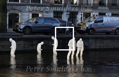 Amsterdam 30 november 2023
Jeroen Krabben en zijn vrouw Herma Krabbe in hun biro onderweg naar het Waldorf Astoria Hotel. Kunst in de grachten van Amsterdam