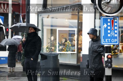 Amsterdm 18 november 2023
Leco van Zadelhoff  met partner Carlos in de regen in Amsterdam zuid.