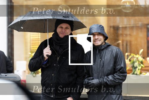 Amsterdm 18 november 2023
Leco van Zadelhoff  met partner Carlos in de regen in Amsterdam zuid.