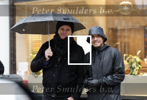 Amsterdm 18 november 2023
Leco van Zadelhoff  met partner Carlos in de regen in Amsterdam zuid.