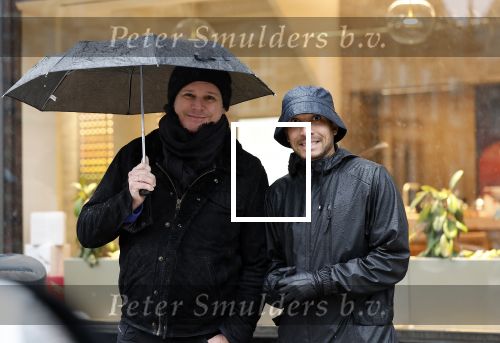 Amsterdm 18 november 2023
Leco van Zadelhoff  met partner Carlos in de regen in Amsterdam zuid.