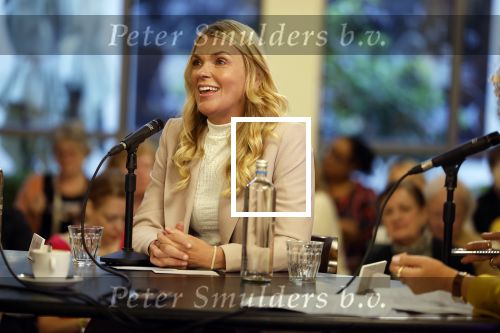 Den Haag 13 november 2023
In aanloop naar de Tweede Kamerverkiezingen organiseren de vrouwenbladen Libelle, Margriet, Flair en Nouveau gezamenlijk het VerkiezingscafÃ©. De vier hoofdredacteuren verwelkomen prominente vrouwen op de kieslijst van de grootste politieke partijen.
Op maandag 13 november 2023 gaan vooraanstaande vrouwelijke politici van verschillende partijen met elkaar in debat, onder leiding van journaliste Diana Matroos. Hoofdredacteuren Hilmar Mulder (Libelle), Helene van Santen (Margriet), Marije Veerman (Flair) en Claudia Straatmans (Nouveau) praten met hen over de belangrijkste themaâ€™s die hun lezeressen aangaan.
De volgende vrouwelijke politici schuiven aan om te vertellen waarvoor zij staan tijdens de Tweede Kamerverkiezingen: Sophie Hermans (VVD), Caroline van der Plas (BBB), Lisa Westerveld (GroenLinks/PvdA), Hilde Palland (CDA), JoÃ«lle Gooijer (ChristenUnie), Anne-Marijke Podt (D66) en Lilian Marijnissen (SP). Alles speelt zich af bij Dudok.