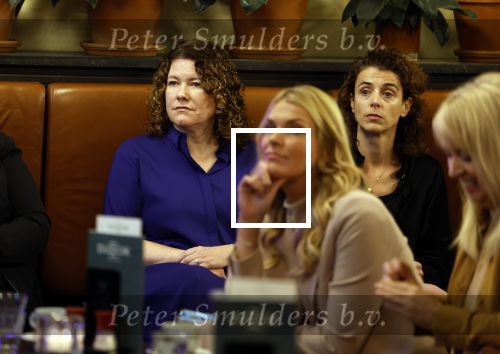 Den Haag 13 november 2023
In aanloop naar de Tweede Kamerverkiezingen organiseren de vrouwenbladen Libelle, Margriet, Flair en Nouveau gezamenlijk het VerkiezingscafÃ©. De vier hoofdredacteuren verwelkomen prominente vrouwen op de kieslijst van de grootste politieke partijen.
Op maandag 13 november 2023 gaan vooraanstaande vrouwelijke politici van verschillende partijen met elkaar in debat, onder leiding van journaliste Diana Matroos. Hoofdredacteuren Hilmar Mulder (Libelle), Helene van Santen (Margriet), Marije Veerman (Flair) en Claudia Straatmans (Nouveau) praten met hen over de belangrijkste themaâ€™s die hun lezeressen aangaan.
De volgende vrouwelijke politici schuiven aan om te vertellen waarvoor zij staan tijdens de Tweede Kamerverkiezingen: Sophie Hermans (VVD), Caroline van der Plas (BBB), Lisa Westerveld (GroenLinks/PvdA), Hilde Palland (CDA), JoÃ«lle Gooijer (ChristenUnie), Anne-Marijke Podt (D66) en Lilian Marijnissen (SP). Alles speelt zich af bij Dudok.