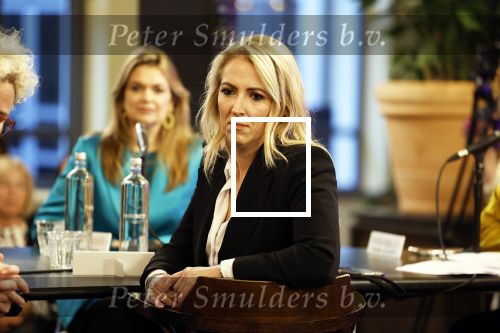 Den Haag 13 november 2023
In aanloop naar de Tweede Kamerverkiezingen organiseren de vrouwenbladen Libelle, Margriet, Flair en Nouveau gezamenlijk het VerkiezingscafÃ©. De vier hoofdredacteuren verwelkomen prominente vrouwen op de kieslijst van de grootste politieke partijen.
Op maandag 13 november 2023 gaan vooraanstaande vrouwelijke politici van verschillende partijen met elkaar in debat, onder leiding van journaliste Diana Matroos. Hoofdredacteuren Hilmar Mulder (Libelle), Helene van Santen (Margriet), Marije Veerman (Flair) en Claudia Straatmans (Nouveau) praten met hen over de belangrijkste themaâ€™s die hun lezeressen aangaan.
De volgende vrouwelijke politici schuiven aan om te vertellen waarvoor zij staan tijdens de Tweede Kamerverkiezingen: Sophie Hermans (VVD), Caroline van der Plas (BBB), Lisa Westerveld (GroenLinks/PvdA), Hilde Palland (CDA), JoÃ«lle Gooijer (ChristenUnie), Anne-Marijke Podt (D66) en Lilian Marijnissen (SP). Alles speelt zich af bij Dudok.