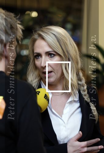 Den Haag 13 november 2023
In aanloop naar de Tweede Kamerverkiezingen organiseren de vrouwenbladen Libelle, Margriet, Flair en Nouveau gezamenlijk het VerkiezingscafÃ©. De vier hoofdredacteuren verwelkomen prominente vrouwen op de kieslijst van de grootste politieke partijen.
Op maandag 13 november 2023 gaan vooraanstaande vrouwelijke politici van verschillende partijen met elkaar in debat, onder leiding van journaliste Diana Matroos. Hoofdredacteuren Hilmar Mulder (Libelle), Helene van Santen (Margriet), Marije Veerman (Flair) en Claudia Straatmans (Nouveau) praten met hen over de belangrijkste themaâ€™s die hun lezeressen aangaan.
De volgende vrouwelijke politici schuiven aan om te vertellen waarvoor zij staan tijdens de Tweede Kamerverkiezingen: Sophie Hermans (VVD), Caroline van der Plas (BBB), Lisa Westerveld (GroenLinks/PvdA), Hilde Palland (CDA), JoÃ«lle Gooijer (ChristenUnie), Anne-Marijke Podt (D66) en Lilian Marijnissen (SP). Alles speelt zich af bij Dudok.