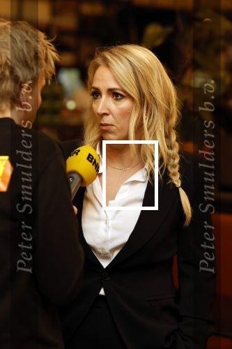 Den Haag 13 november 2023
In aanloop naar de Tweede Kamerverkiezingen organiseren de vrouwenbladen Libelle, Margriet, Flair en Nouveau gezamenlijk het VerkiezingscafÃ©. De vier hoofdredacteuren verwelkomen prominente vrouwen op de kieslijst van de grootste politieke partijen.
Op maandag 13 november 2023 gaan vooraanstaande vrouwelijke politici van verschillende partijen met elkaar in debat, onder leiding van journaliste Diana Matroos. Hoofdredacteuren Hilmar Mulder (Libelle), Helene van Santen (Margriet), Marije Veerman (Flair) en Claudia Straatmans (Nouveau) praten met hen over de belangrijkste themaâ€™s die hun lezeressen aangaan.
De volgende vrouwelijke politici schuiven aan om te vertellen waarvoor zij staan tijdens de Tweede Kamerverkiezingen: Sophie Hermans (VVD), Caroline van der Plas (BBB), Lisa Westerveld (GroenLinks/PvdA), Hilde Palland (CDA), JoÃ«lle Gooijer (ChristenUnie), Anne-Marijke Podt (D66) en Lilian Marijnissen (SP). Alles speelt zich af bij Dudok.
