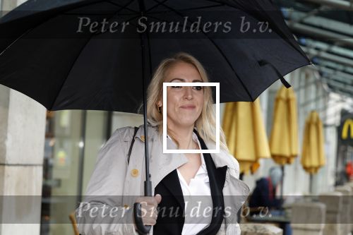 Den Haag 13 november 2023
In aanloop naar de Tweede Kamerverkiezingen organiseren de vrouwenbladen Libelle, Margriet, Flair en Nouveau gezamenlijk het VerkiezingscafÃ©. De vier hoofdredacteuren verwelkomen prominente vrouwen op de kieslijst van de grootste politieke partijen.
Op maandag 13 november 2023 gaan vooraanstaande vrouwelijke politici van verschillende partijen met elkaar in debat, onder leiding van journaliste Diana Matroos. Hoofdredacteuren Hilmar Mulder (Libelle), Helene van Santen (Margriet), Marije Veerman (Flair) en Claudia Straatmans (Nouveau) praten met hen over de belangrijkste themaâ€™s die hun lezeressen aangaan.
De volgende vrouwelijke politici schuiven aan om te vertellen waarvoor zij staan tijdens de Tweede Kamerverkiezingen: Sophie Hermans (VVD), Caroline van der Plas (BBB), Lisa Westerveld (GroenLinks/PvdA), Hilde Palland (CDA), JoÃ«lle Gooijer (ChristenUnie), Anne-Marijke Podt (D66) en Lilian Marijnissen (SP). Alles speelt zich af bij Dudok.
