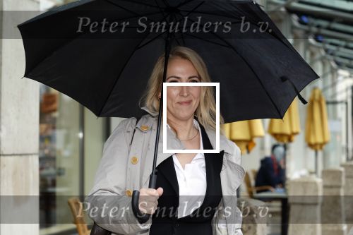 Den Haag 13 november 2023
In aanloop naar de Tweede Kamerverkiezingen organiseren de vrouwenbladen Libelle, Margriet, Flair en Nouveau gezamenlijk het VerkiezingscafÃ©. De vier hoofdredacteuren verwelkomen prominente vrouwen op de kieslijst van de grootste politieke partijen.
Op maandag 13 november 2023 gaan vooraanstaande vrouwelijke politici van verschillende partijen met elkaar in debat, onder leiding van journaliste Diana Matroos. Hoofdredacteuren Hilmar Mulder (Libelle), Helene van Santen (Margriet), Marije Veerman (Flair) en Claudia Straatmans (Nouveau) praten met hen over de belangrijkste themaâ€™s die hun lezeressen aangaan.
De volgende vrouwelijke politici schuiven aan om te vertellen waarvoor zij staan tijdens de Tweede Kamerverkiezingen: Sophie Hermans (VVD), Caroline van der Plas (BBB), Lisa Westerveld (GroenLinks/PvdA), Hilde Palland (CDA), JoÃ«lle Gooijer (ChristenUnie), Anne-Marijke Podt (D66) en Lilian Marijnissen (SP). Alles speelt zich af bij Dudok.