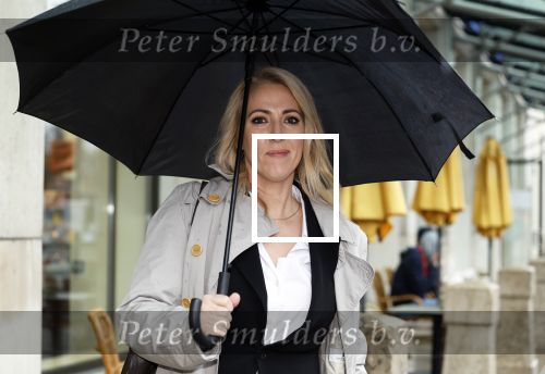 Den Haag 13 november 2023
In aanloop naar de Tweede Kamerverkiezingen organiseren de vrouwenbladen Libelle, Margriet, Flair en Nouveau gezamenlijk het VerkiezingscafÃ©. De vier hoofdredacteuren verwelkomen prominente vrouwen op de kieslijst van de grootste politieke partijen.
Op maandag 13 november 2023 gaan vooraanstaande vrouwelijke politici van verschillende partijen met elkaar in debat, onder leiding van journaliste Diana Matroos. Hoofdredacteuren Hilmar Mulder (Libelle), Helene van Santen (Margriet), Marije Veerman (Flair) en Claudia Straatmans (Nouveau) praten met hen over de belangrijkste themaâ€™s die hun lezeressen aangaan.
De volgende vrouwelijke politici schuiven aan om te vertellen waarvoor zij staan tijdens de Tweede Kamerverkiezingen: Sophie Hermans (VVD), Caroline van der Plas (BBB), Lisa Westerveld (GroenLinks/PvdA), Hilde Palland (CDA), JoÃ«lle Gooijer (ChristenUnie), Anne-Marijke Podt (D66) en Lilian Marijnissen (SP). Alles speelt zich af bij Dudok.