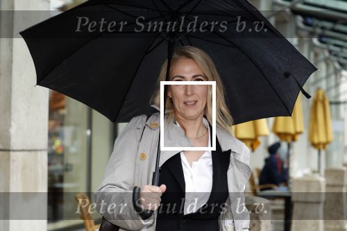 Den Haag 13 november 2023
In aanloop naar de Tweede Kamerverkiezingen organiseren de vrouwenbladen Libelle, Margriet, Flair en Nouveau gezamenlijk het VerkiezingscafÃ©. De vier hoofdredacteuren verwelkomen prominente vrouwen op de kieslijst van de grootste politieke partijen.
Op maandag 13 november 2023 gaan vooraanstaande vrouwelijke politici van verschillende partijen met elkaar in debat, onder leiding van journaliste Diana Matroos. Hoofdredacteuren Hilmar Mulder (Libelle), Helene van Santen (Margriet), Marije Veerman (Flair) en Claudia Straatmans (Nouveau) praten met hen over de belangrijkste themaâ€™s die hun lezeressen aangaan.
De volgende vrouwelijke politici schuiven aan om te vertellen waarvoor zij staan tijdens de Tweede Kamerverkiezingen: Sophie Hermans (VVD), Caroline van der Plas (BBB), Lisa Westerveld (GroenLinks/PvdA), Hilde Palland (CDA), JoÃ«lle Gooijer (ChristenUnie), Anne-Marijke Podt (D66) en Lilian Marijnissen (SP). Alles speelt zich af bij Dudok.