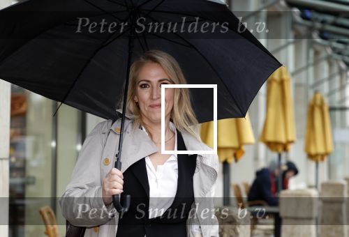Den Haag 13 november 2023
In aanloop naar de Tweede Kamerverkiezingen organiseren de vrouwenbladen Libelle, Margriet, Flair en Nouveau gezamenlijk het VerkiezingscafÃ©. De vier hoofdredacteuren verwelkomen prominente vrouwen op de kieslijst van de grootste politieke partijen.
Op maandag 13 november 2023 gaan vooraanstaande vrouwelijke politici van verschillende partijen met elkaar in debat, onder leiding van journaliste Diana Matroos. Hoofdredacteuren Hilmar Mulder (Libelle), Helene van Santen (Margriet), Marije Veerman (Flair) en Claudia Straatmans (Nouveau) praten met hen over de belangrijkste themaâ€™s die hun lezeressen aangaan.
De volgende vrouwelijke politici schuiven aan om te vertellen waarvoor zij staan tijdens de Tweede Kamerverkiezingen: Sophie Hermans (VVD), Caroline van der Plas (BBB), Lisa Westerveld (GroenLinks/PvdA), Hilde Palland (CDA), JoÃ«lle Gooijer (ChristenUnie), Anne-Marijke Podt (D66) en Lilian Marijnissen (SP). Alles speelt zich af bij Dudok.