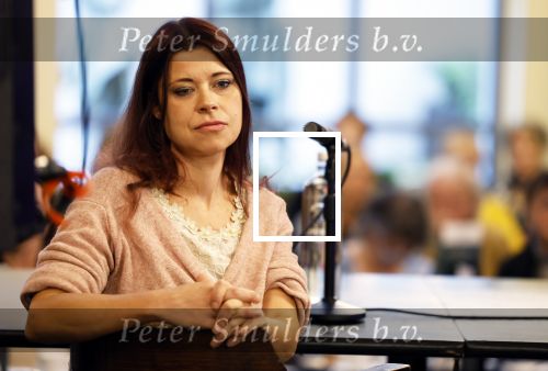 Den Haag 13 november 2023
In aanloop naar de Tweede Kamerverkiezingen organiseren de vrouwenbladen Libelle, Margriet, Flair en Nouveau gezamenlijk het VerkiezingscafÃ©. De vier hoofdredacteuren verwelkomen prominente vrouwen op de kieslijst van de grootste politieke partijen.
Op maandag 13 november 2023 gaan vooraanstaande vrouwelijke politici van verschillende partijen met elkaar in debat, onder leiding van journaliste Diana Matroos. Hoofdredacteuren Hilmar Mulder (Libelle), Helene van Santen (Margriet), Marije Veerman (Flair) en Claudia Straatmans (Nouveau) praten met hen over de belangrijkste themaâ€™s die hun lezeressen aangaan.
De volgende vrouwelijke politici schuiven aan om te vertellen waarvoor zij staan tijdens de Tweede Kamerverkiezingen: Sophie Hermans (VVD), Caroline van der Plas (BBB), Lisa Westerveld (GroenLinks/PvdA), Hilde Palland (CDA), JoÃ«lle Gooijer (ChristenUnie), Anne-Marijke Podt (D66) en Lilian Marijnissen (SP). Alles speelt zich af bij Dudok.
