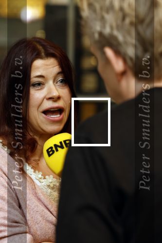 Den Haag 13 november 2023
In aanloop naar de Tweede Kamerverkiezingen organiseren de vrouwenbladen Libelle, Margriet, Flair en Nouveau gezamenlijk het VerkiezingscafÃ©. De vier hoofdredacteuren verwelkomen prominente vrouwen op de kieslijst van de grootste politieke partijen.
Op maandag 13 november 2023 gaan vooraanstaande vrouwelijke politici van verschillende partijen met elkaar in debat, onder leiding van journaliste Diana Matroos. Hoofdredacteuren Hilmar Mulder (Libelle), Helene van Santen (Margriet), Marije Veerman (Flair) en Claudia Straatmans (Nouveau) praten met hen over de belangrijkste themaâ€™s die hun lezeressen aangaan.
De volgende vrouwelijke politici schuiven aan om te vertellen waarvoor zij staan tijdens de Tweede Kamerverkiezingen: Sophie Hermans (VVD), Caroline van der Plas (BBB), Lisa Westerveld (GroenLinks/PvdA), Hilde Palland (CDA), JoÃ«lle Gooijer (ChristenUnie), Anne-Marijke Podt (D66) en Lilian Marijnissen (SP). Alles speelt zich af bij Dudok.
