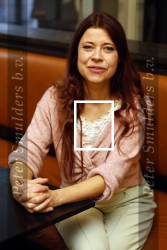 Den Haag 13 november 2023
In aanloop naar de Tweede Kamerverkiezingen organiseren de vrouwenbladen Libelle, Margriet, Flair en Nouveau gezamenlijk het VerkiezingscafÃ©. De vier hoofdredacteuren verwelkomen prominente vrouwen op de kieslijst van de grootste politieke partijen.
Op maandag 13 november 2023 gaan vooraanstaande vrouwelijke politici van verschillende partijen met elkaar in debat, onder leiding van journaliste Diana Matroos. Hoofdredacteuren Hilmar Mulder (Libelle), Helene van Santen (Margriet), Marije Veerman (Flair) en Claudia Straatmans (Nouveau) praten met hen over de belangrijkste themaâ€™s die hun lezeressen aangaan.
De volgende vrouwelijke politici schuiven aan om te vertellen waarvoor zij staan tijdens de Tweede Kamerverkiezingen: Sophie Hermans (VVD), Caroline van der Plas (BBB), Lisa Westerveld (GroenLinks/PvdA), Hilde Palland (CDA), JoÃ«lle Gooijer (ChristenUnie), Anne-Marijke Podt (D66) en Lilian Marijnissen (SP). Alles speelt zich af bij Dudok.