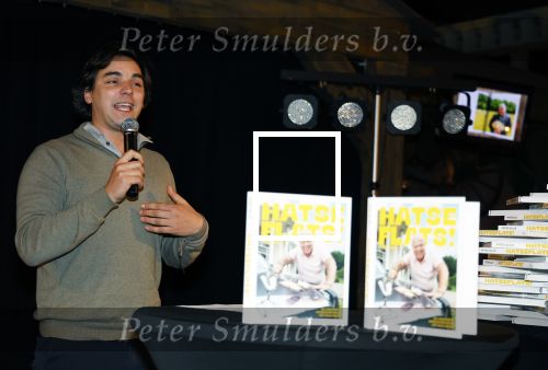 Asten 2 november 2023
Boekpresentatie Peter Gillis op park Prinsesmeer.
Aanwezig vriendin Wendy v Hout en zijn kinderen Mark Inge en Ruud . Mark Baanders reikte het eerste boek uit.