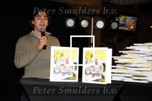 Asten 2 november 2023
Boekpresentatie Peter Gillis op park Prinsesmeer.
Aanwezig vriendin Wendy v Hout en zijn kinderen Mark Inge en Ruud . Mark Baanders reikte het eerste boek uit.