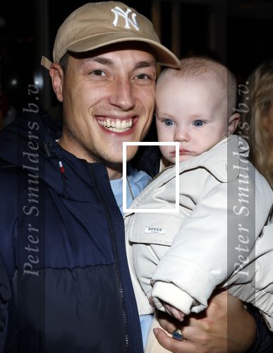 IJsselstin 27 november 2023
Boekpresentatie Glenn Helder . Wesley Sneijder krijgt het eerste exemplaar. Noah Zeeuw met zoontje