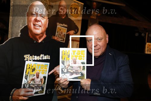 Asten 2 november 2023
Boekpresentatie Peter Gillis op park Prinsesmeer.
Aanwezig vriendin Wendy v Hout en zijn kinderen Mark Inge en Ruud . Mark Baanders reikte het eerste boek uit.