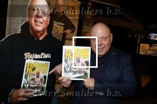 Asten 2 november 2023
Boekpresentatie Peter Gillis op park Prinsesmeer.
Aanwezig vriendin Wendy v Hout en zijn kinderen Mark Inge en Ruud . Mark Baanders reikte het eerste boek uit.