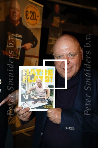 Asten 2 november 2023
Boekpresentatie Peter Gillis op park Prinsesmeer.
Aanwezig vriendin Wendy v Hout en zijn kinderen Mark Inge en Ruud . Mark Baanders reikte het eerste boek uit.