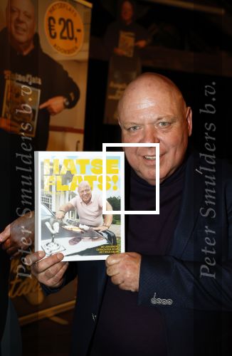 Asten 2 november 2023
Boekpresentatie Peter Gillis op park Prinsesmeer.
Aanwezig vriendin Wendy v Hout en zijn kinderen Mark Inge en Ruud . Mark Baanders reikte het eerste boek uit.